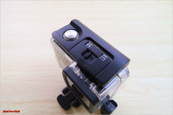 防水ケースの蓋はロック付きで安心