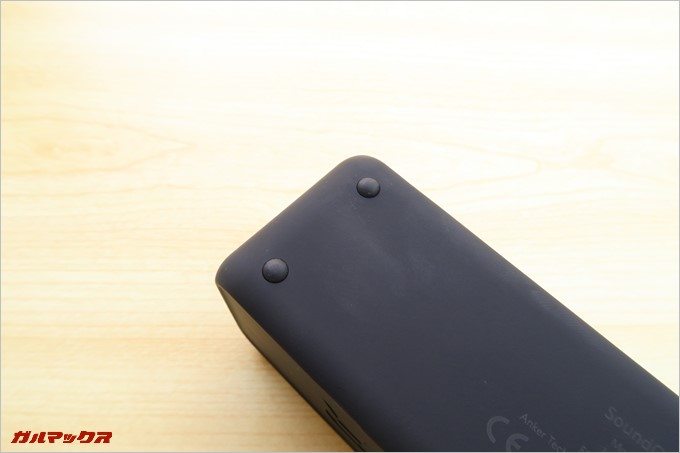 底面には振動を抑えるゴム足が備わっている。