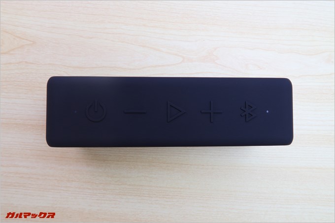 本体上面には大きく操作性の良いボタンが並ぶ