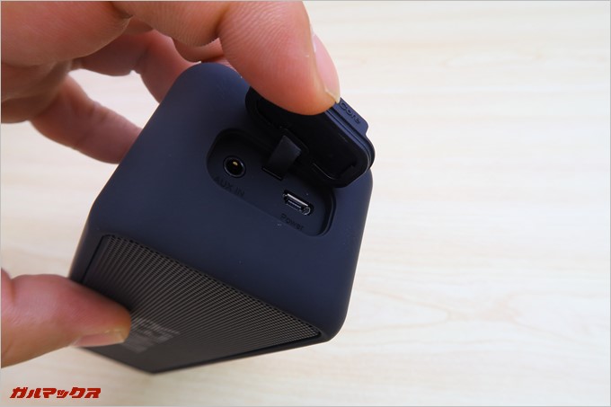 キャップを開くとMicroUSB端子と有線接続端子