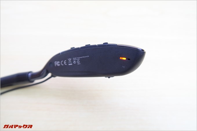 ネックバンド左側の内側にインジケーターが備わっている