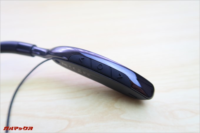 ネックバンドの左側には大きめのボタンが備わっており手探りで操作しやすい