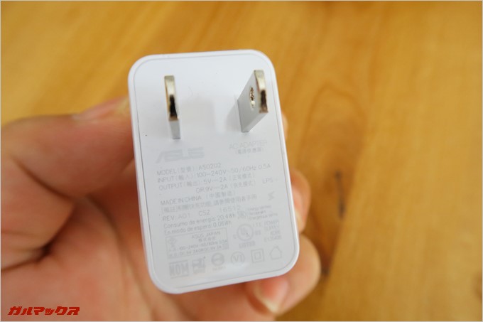 充電器は超高速充電可能な9V2Aのものが付属