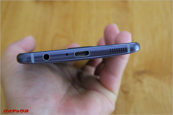 端子には裏表関係なしに差し込めるUSB Type Cを採用