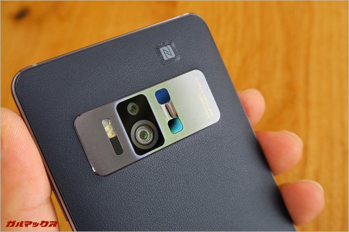 背面はレザー調となっている