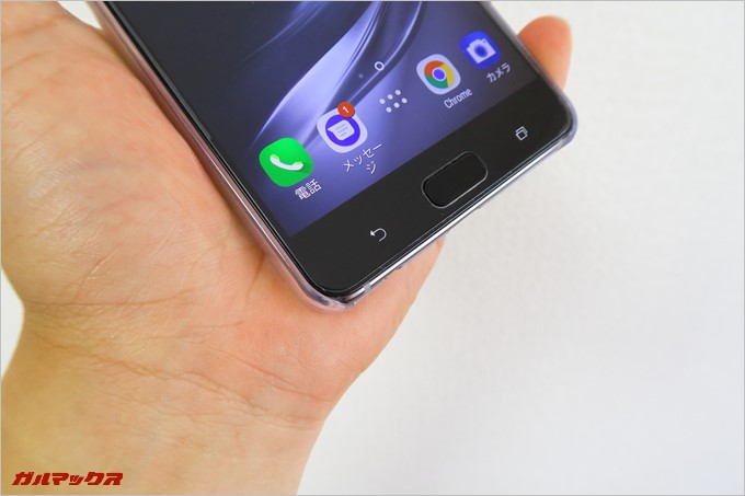 指紋認証ユニットはフロントのホームボタンに備わっており、ナビゲーションキーは光る