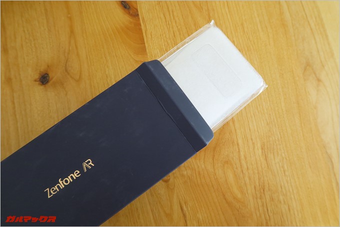 外箱の上部ボックスにはハードケースが同梱されている