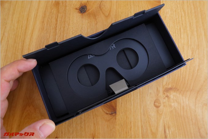蓋の部分に簡易の組み立て式VRゴーグルが付属