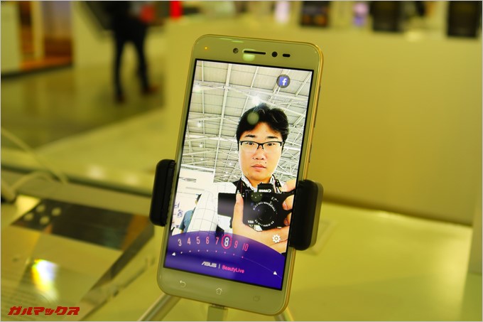 COMPUTEX TAIPEI 2017で先行的にZenFone Liveを触っている様子
