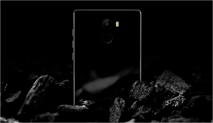 背面には1300万画素、インカメラには800万画素のカメラを備える