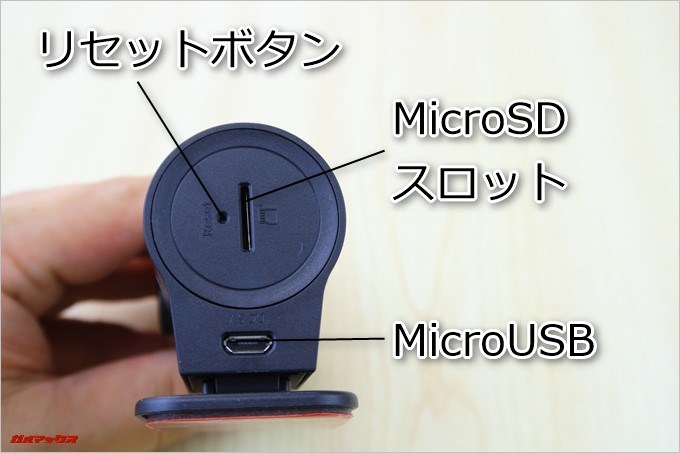 AUTO-VOX D6 PROは本体の側面に充電端子やスロットなどが集約されています