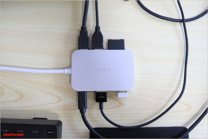USBハブを利用してデスクトップスタイルで使う外付けキーボードやマウス、外部ディスプレイケーブルを挿し込んでいます