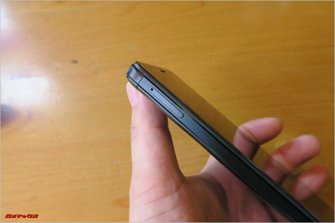 Gretel「GT6000」の左側面にはSIMスロットが備わっています。