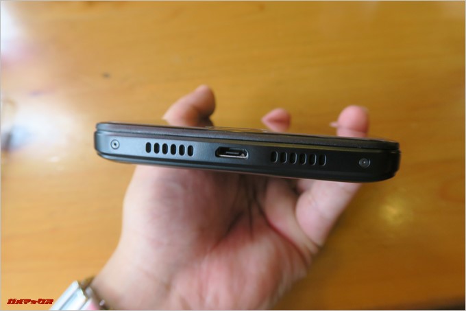 Gretel「GT6000」の底面にはモノラルスピーカーと充電端子のMicroUSBが備わっています。