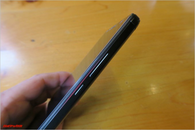 Gretel「GT6000」の左側面には上部にボリュームボタン、その下に電源ボタンが備わっています。