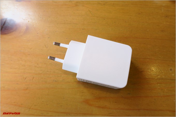 付属の充電器は海外仕様なので注意です。