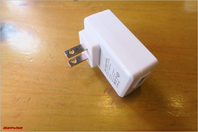 日本で利用できる充電器も付属していますが、コチラは5V2Aです。