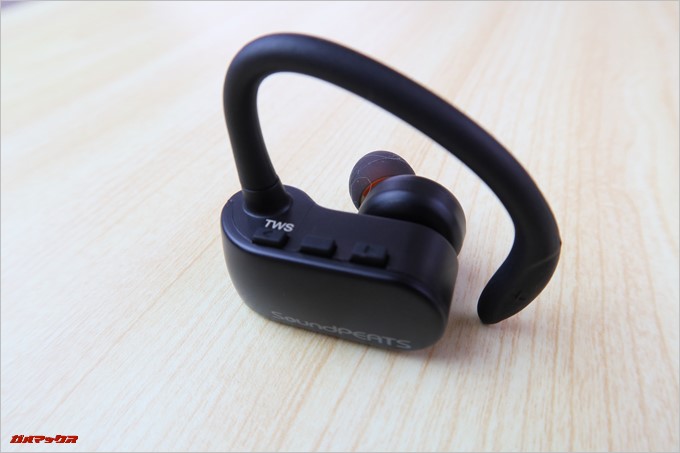 コンパクトな本体ながらイヤーフックが備わっているので落下の心配もありません。