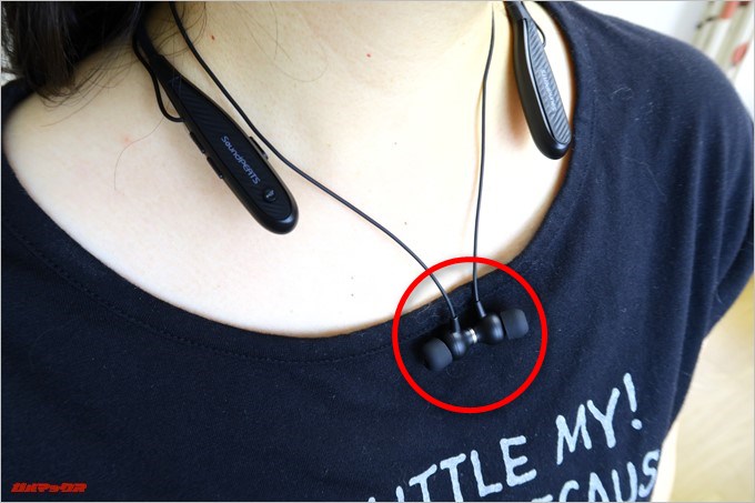 イヤホンに磁石が備わっているので胸元でパチリと止めることが可能です。