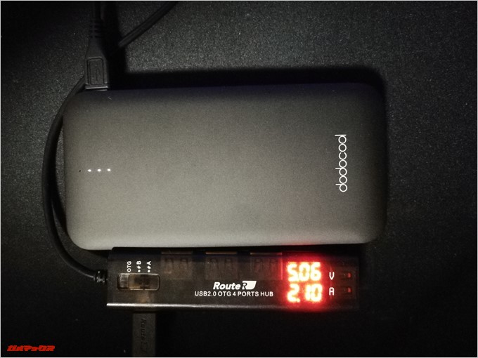 dodocool DP21はモバイルバッテリー自体も5V2.1Aで充電が可能です