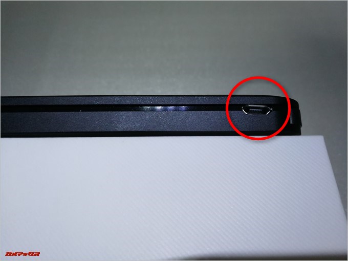 dodocool DP21の右側面には充電用のMicroUSB端子が付属しています