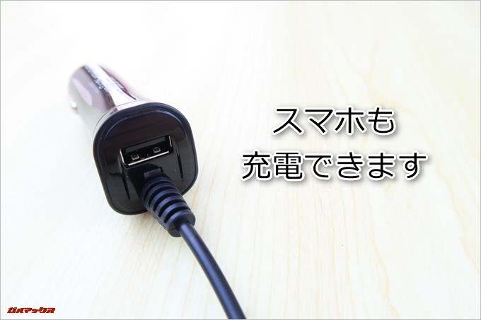 AUTO-VOX D1に付属のシガー電源ケーブルはスマホも充電できるUSBポートが備わっています。