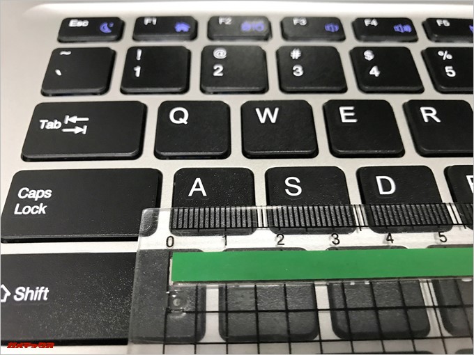 Jumper EZbook 3Sのキーピッチは16ｍｍ