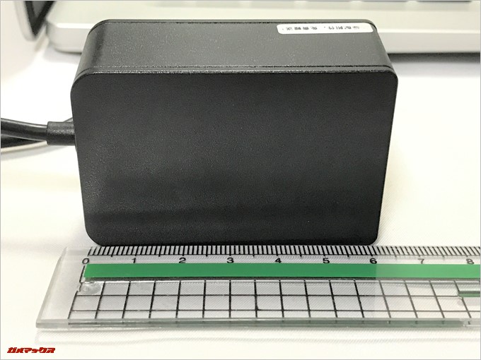 Jumper EZbook 3Sの充電器は幅が約6センチでCompact