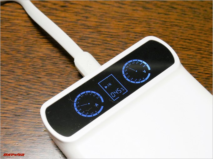 KINGREEは充電中も電流と電圧を測定してくれます