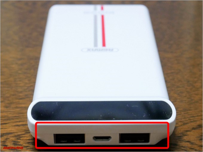 KINGREEのメーター上部にUSB端子が2つ充電用のMicroUSBケーブルが1つ備わっています