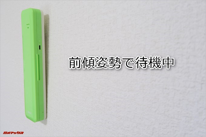 歯ブラシ除菌器「LEYEE」をフックに引っ掛けると前かがみになります