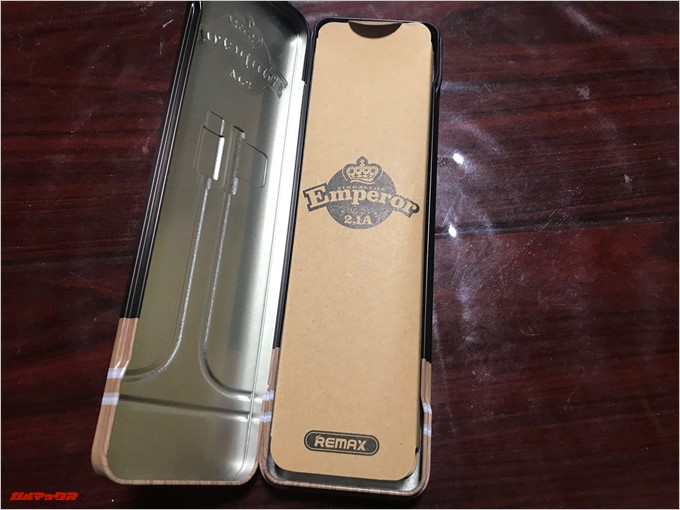 REMAX Emperorは缶ケースで内部のしっかり保護されている