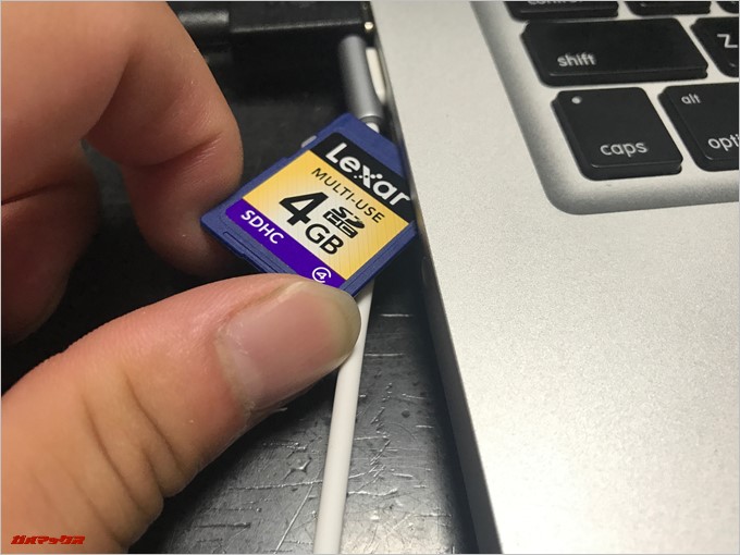 向きが悪いと周囲の端子やスロットが利用できない