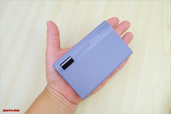 REMAX LINON PRO POWER BANKは手のひらに載るほどコンパクト