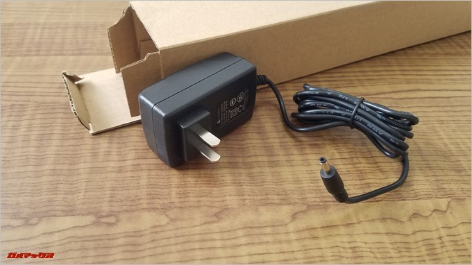 同梱されている小箱にはacアダプターが入っていました