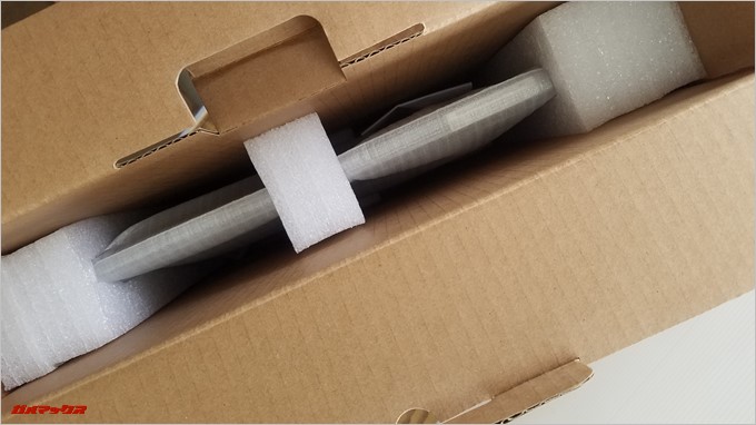 T-Bao Tbook4 14.1の本体は緩衝材でガッチリ保護されています