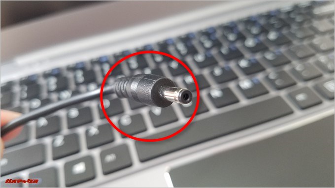 T-Bao Tbook4 14.1の充電器は独自規格なので外出時は持ち歩かなければならない