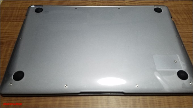 T-Bao Tbook4 14.1の背面はゴム足がついているシンプルな構成でバッテリーは取り外し出来ません
