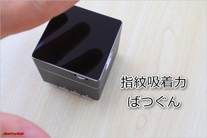 TENKER DLPミニプロジェクターの天板は指紋がベタベタ付きやすい鏡面仕上げです