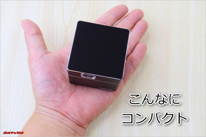 TENKER DLPミニプロジェクターは手のひらに乗るほどコンパクトです