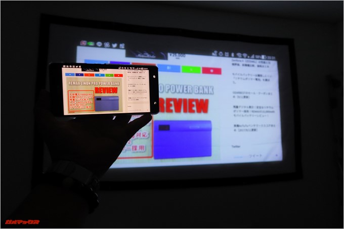 TENKER DLPミニプロジェクターにスマホを接続してスマホの画面をスクリーンに映し出すことが出来ました