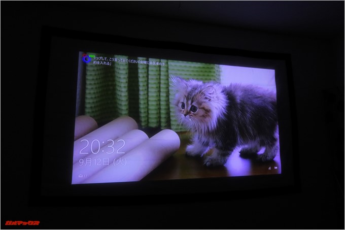 TENKER DLPミニプロジェクターとHDMI接続したパソコンの画面が映し出されました