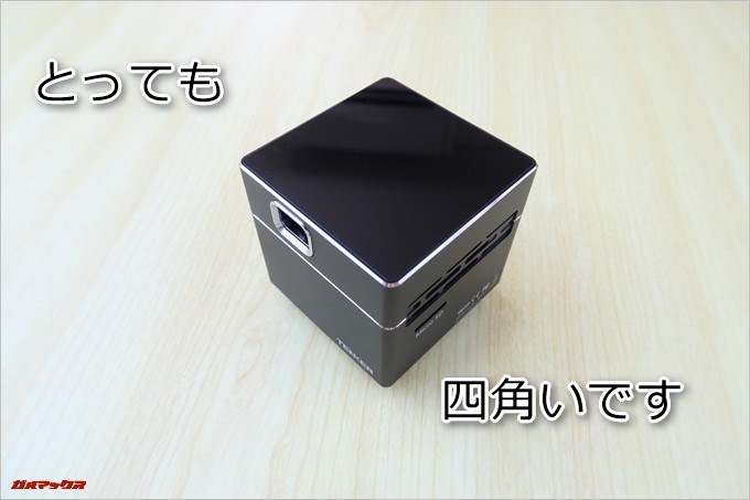 TENKER DLPミニプロジェクターのデザインは立方体で四角いです