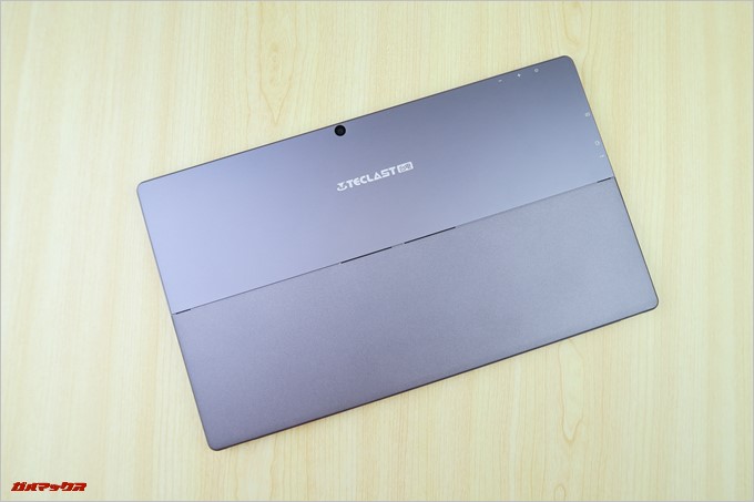 Teclast Tbook 16 Powerの背面は金属パーツが採用されており、非常に高品質です