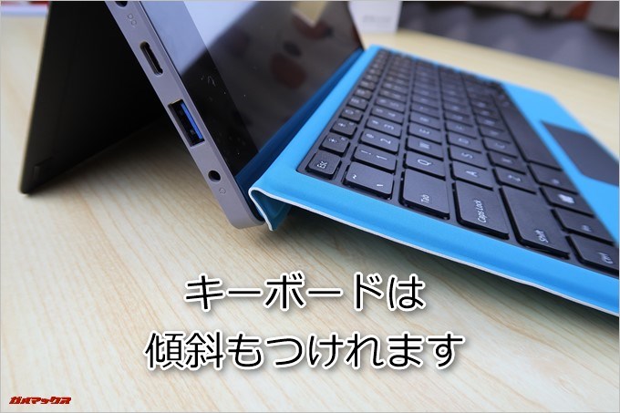 Teclast Tbook 16 Powerと専用キーボードの接続部を折り曲げる事でキーボードに傾斜を付けて利用できます
