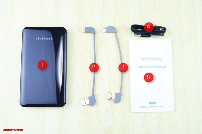 dodocool「DP10」の同梱物は本体の他に専用のLightningケーブルとMicroUSBケーブル、バッテリー充電用のMicroUSBケーブル1本と取扱説明書が入っていました