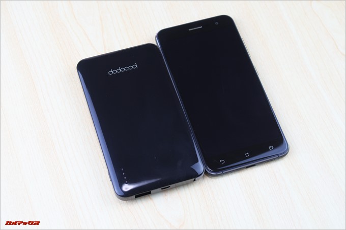 dodocool「DP10」は5.2型のスマートフォンよりも小さいので嵩張りません