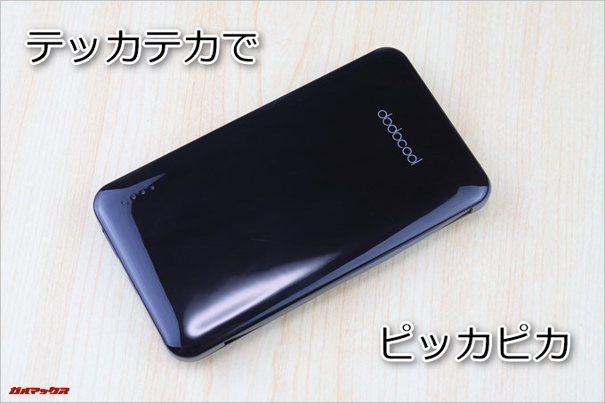 dodocool「DP10」の外装はプラスティック製で光沢のあるタイプです。