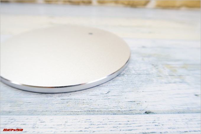 Jelly Combのヘッドホンスタンドの台座部分周囲はダイヤモンドカットが施されておりキラリと輝きます