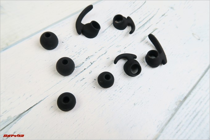 Vismera「BT-515F」は3サイズのイヤーピースとフックが付属しているので大多数の方はフィットします